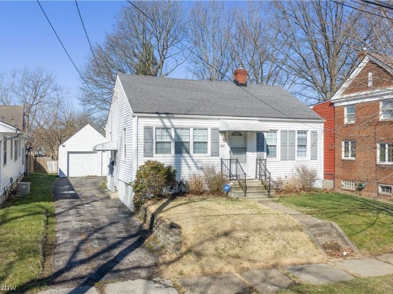 586 Lindell Street, Akron, OH 44305 Photo 4