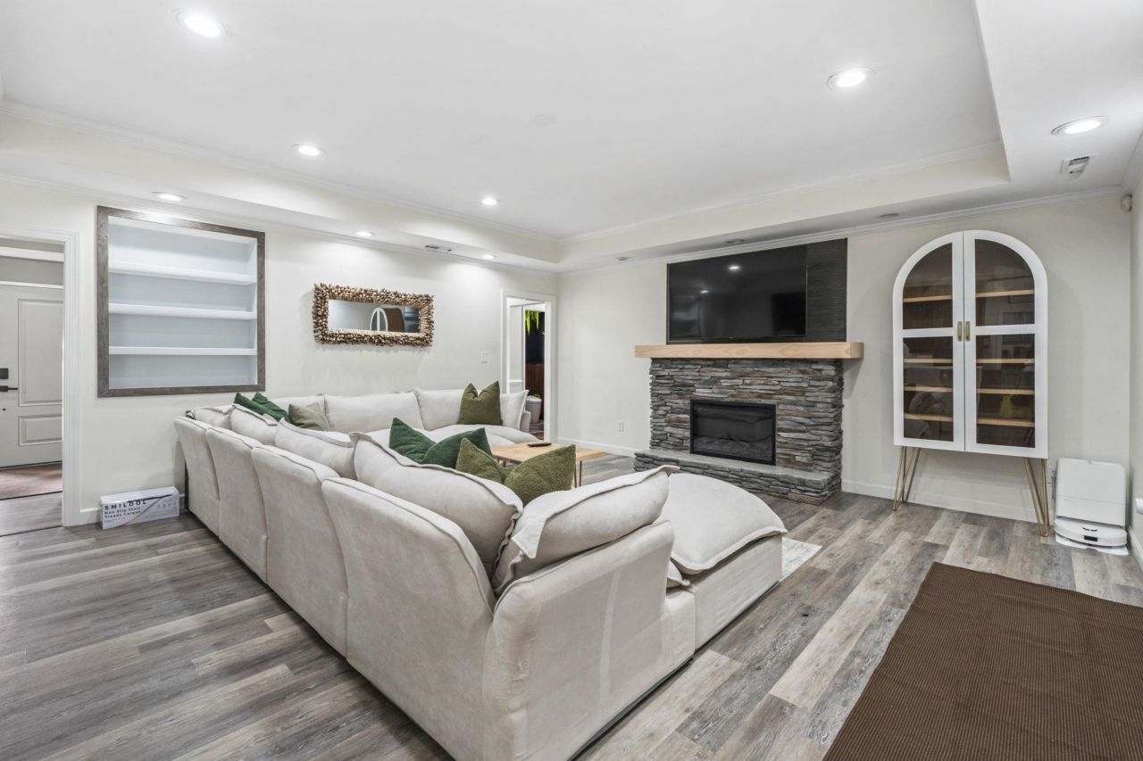 6125 R C Sarvis Ln. Photo 5