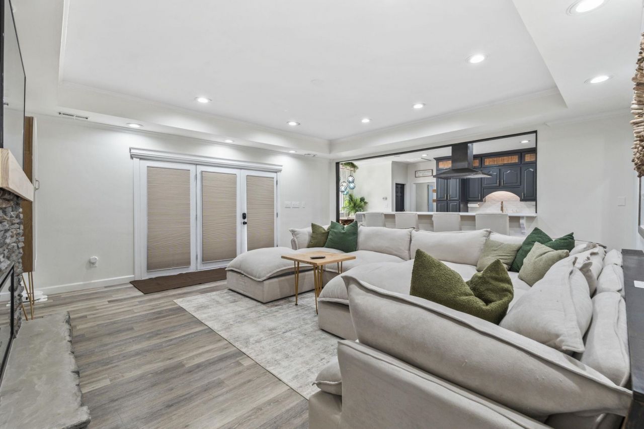 6125 R C Sarvis Ln. Photo 6