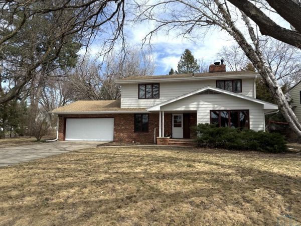 1090 Valley View Drive, Vermillion, SD 57069