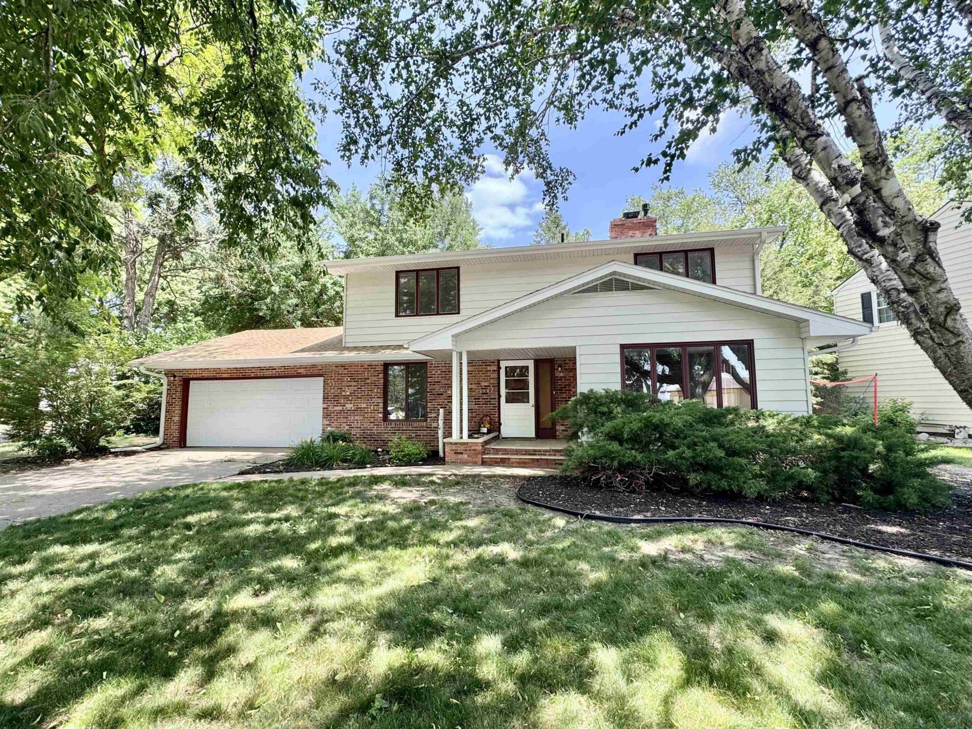 1090 Valley View Drive, Vermillion, SD 57069 Main Photo