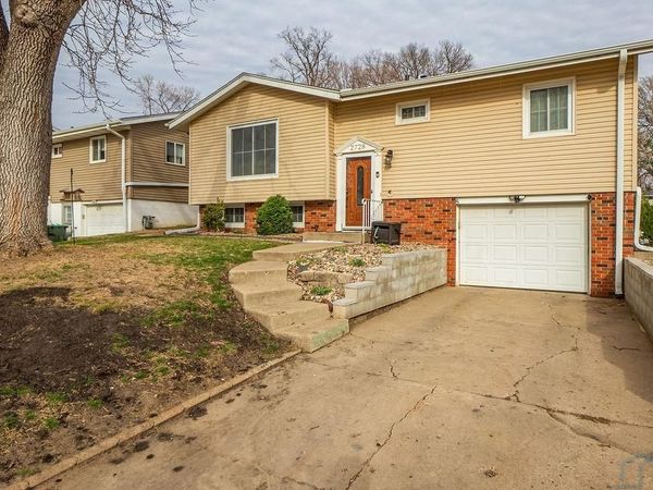 2728 So. Paxton, Sioux City, IA 51106
