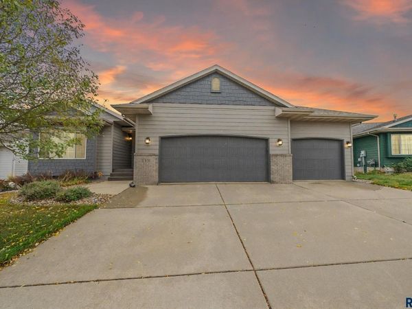 2317 S Katie Ave, Sioux Falls, SD 57106