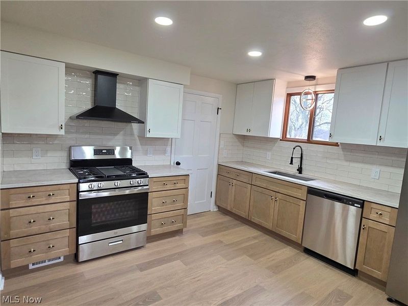 1324 Mapleview Drive, Seven Hills, OH 44131 Photo 3