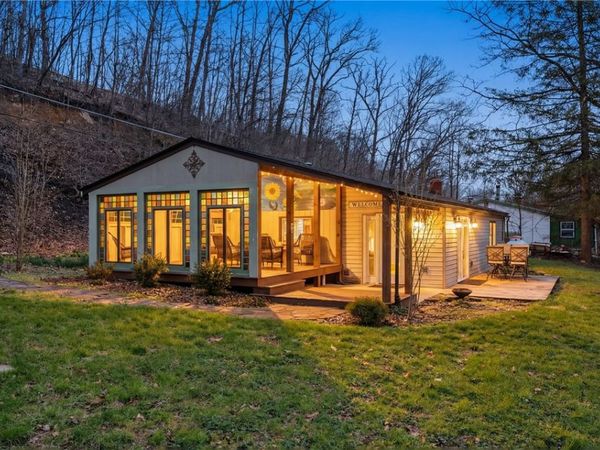 142 Twin Lakes Dr, Zelienople, PA 16063