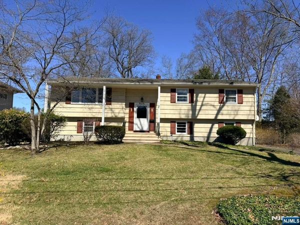 32 Lake Drive, Par-troy Hills Twp., NJ 07005