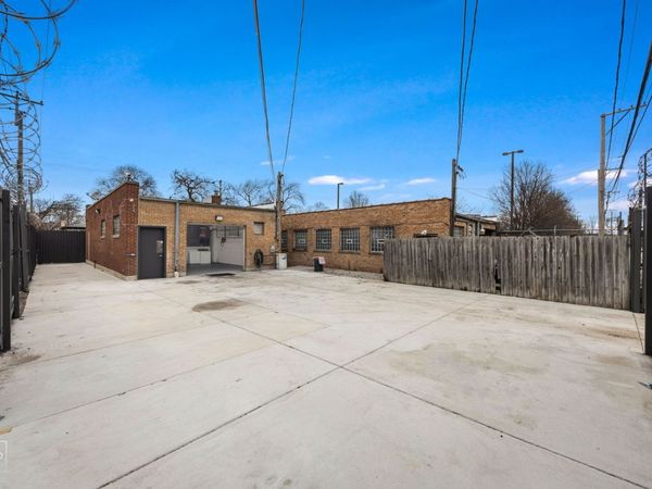 3327 W Columbus Avenue, Chicago, IL 60652