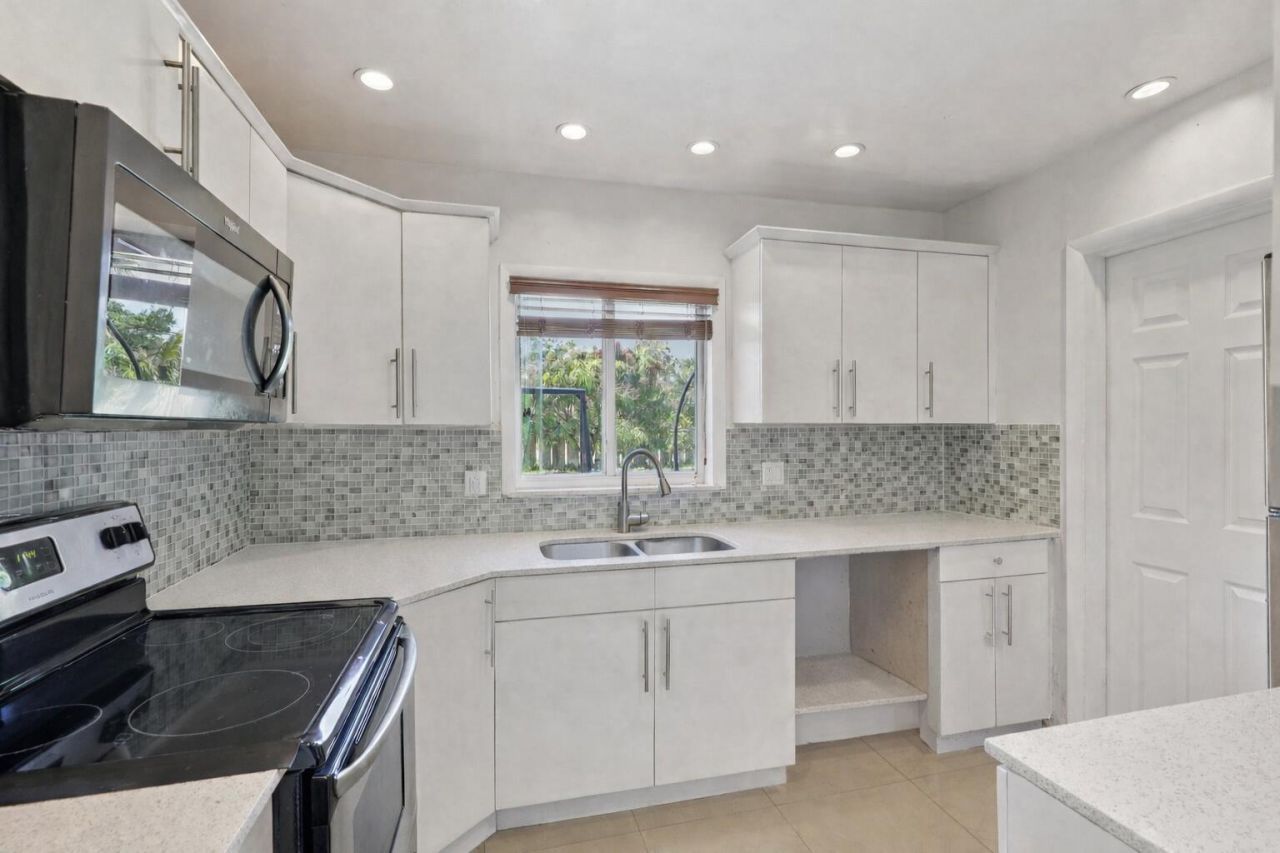 4688 NW 1st Street, Plantation, FL 33317 Photo