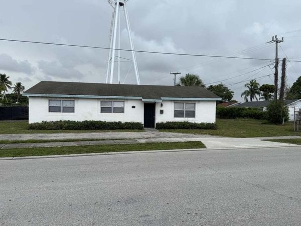 5713 Candlewood Street, Mangonia Park, FL 33407