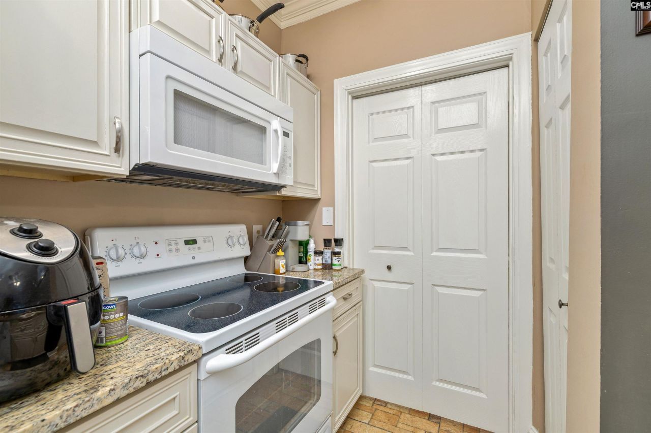 900 Taylor Street Photo 10