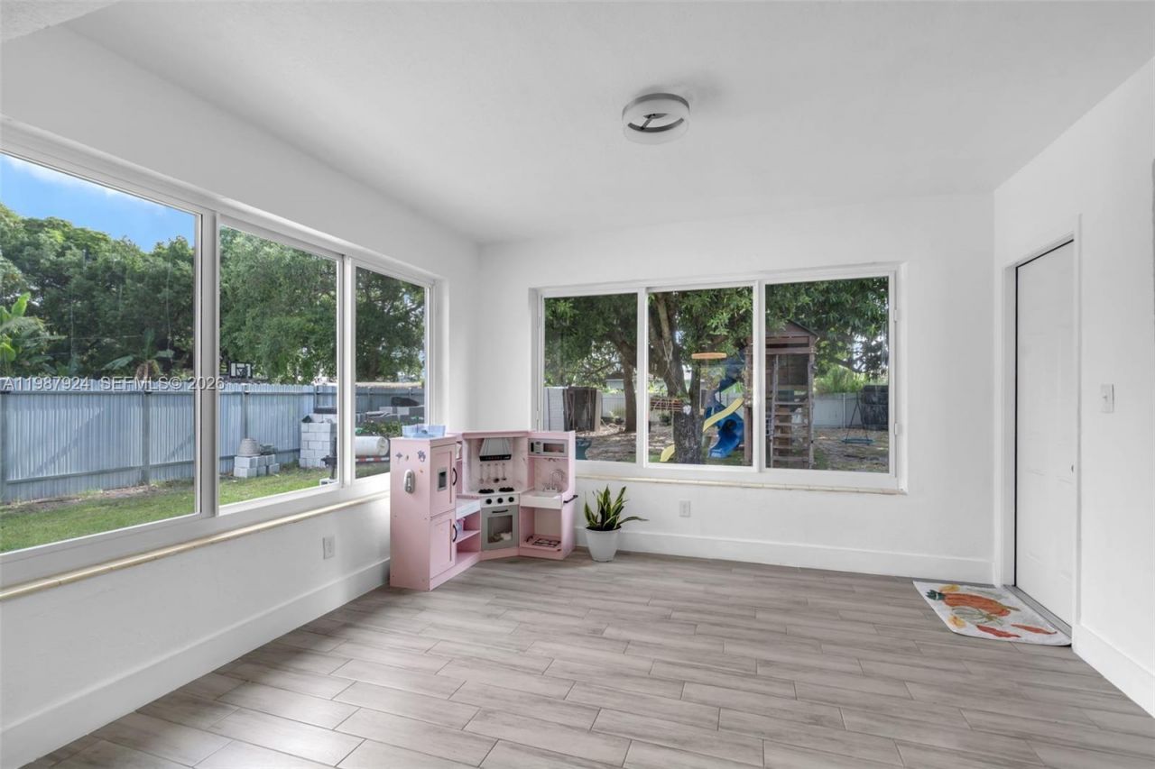 10747 NW 22nd Ct, Miami, FL 33167 Photo