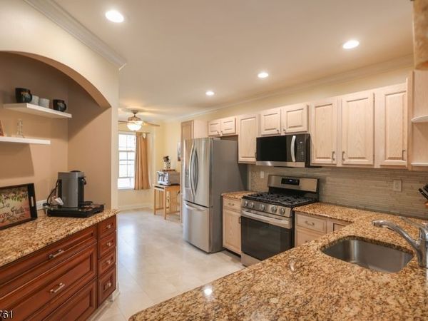 20 Forsgate Ter, Clinton, NJ 08801