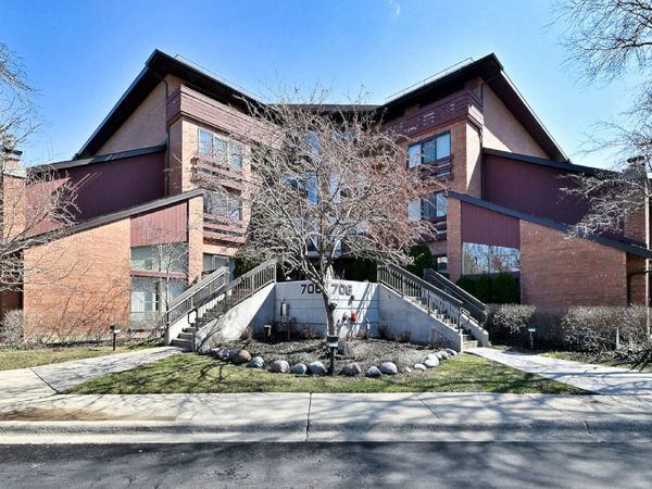 706 Waukegan Road, Unit C203, Glenview, IL 60025