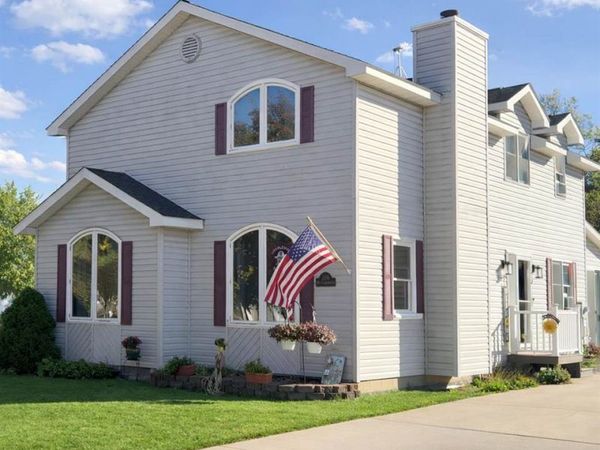 206 W Carpenter Street, Charlevoix, MI 49720