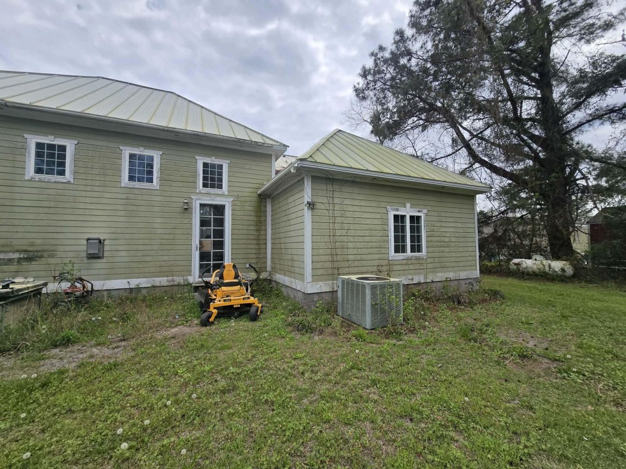 208 Ambassador Avenue Photo 3