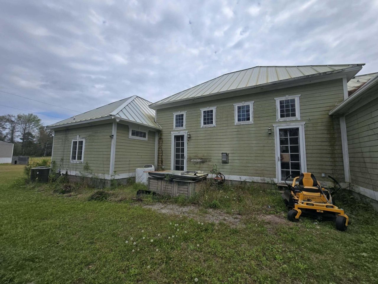 208 Ambassador Avenue Photo 4