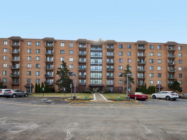 1727 W CRYSTAL Lane, Unit 311, Mount Prospect, IL 60056