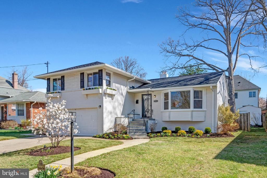 7703 Newmarket Drive, Bethesda, MD 20817 Main Photo