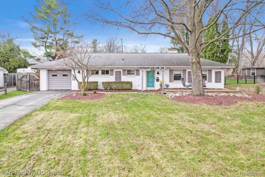 33650 Hillcrest Drive, Farmington, MI 48335 Main Photo