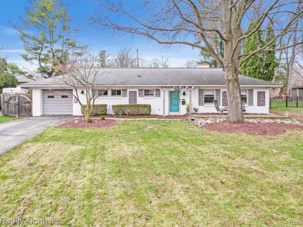 33650 HILLCREST Drive, Farmington, MI 48335