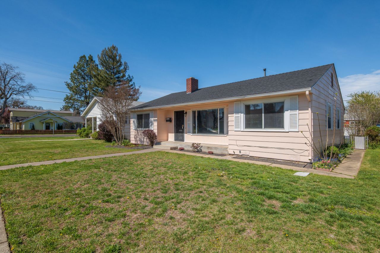 856 W 14th Street, Medford, OR 97501 Main Photo