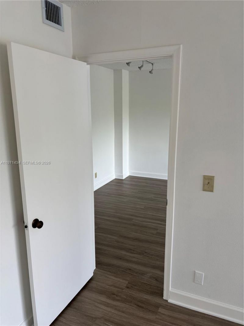 7900 Camino Cir, Unit 308, Miami, FL 33143 Photo