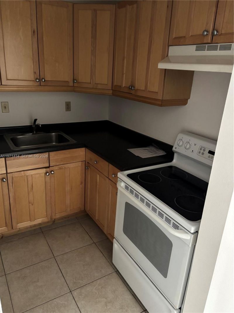 7900 Camino Cir, Unit 308, Miami, FL 33143 Photo