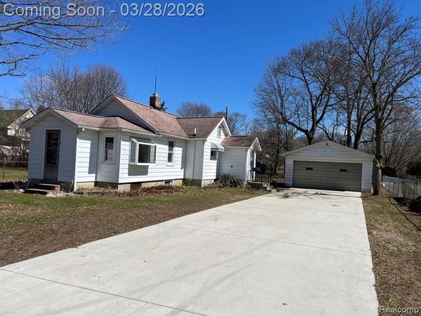 2 Maple Street, Oxford Vlg, MI 48371