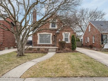 1525 Hollywood Avenue, Grosse Pointe Woods, MI 48236