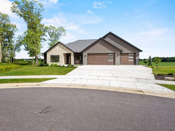 405 Prairie View Drive, Portage, WI 53901