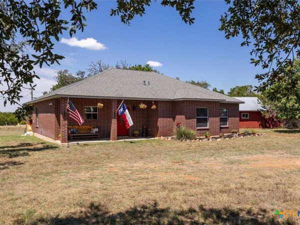 495 Hill Country Drive , Pipe Creek, TX 78063