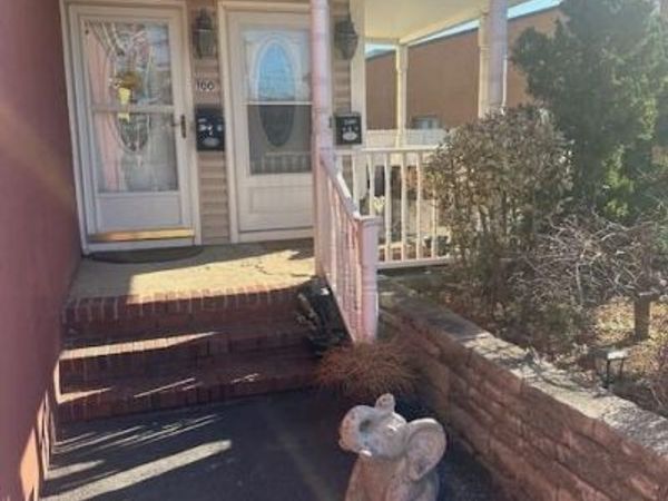 100 Merrick Road , Lynbrook, NY 11563