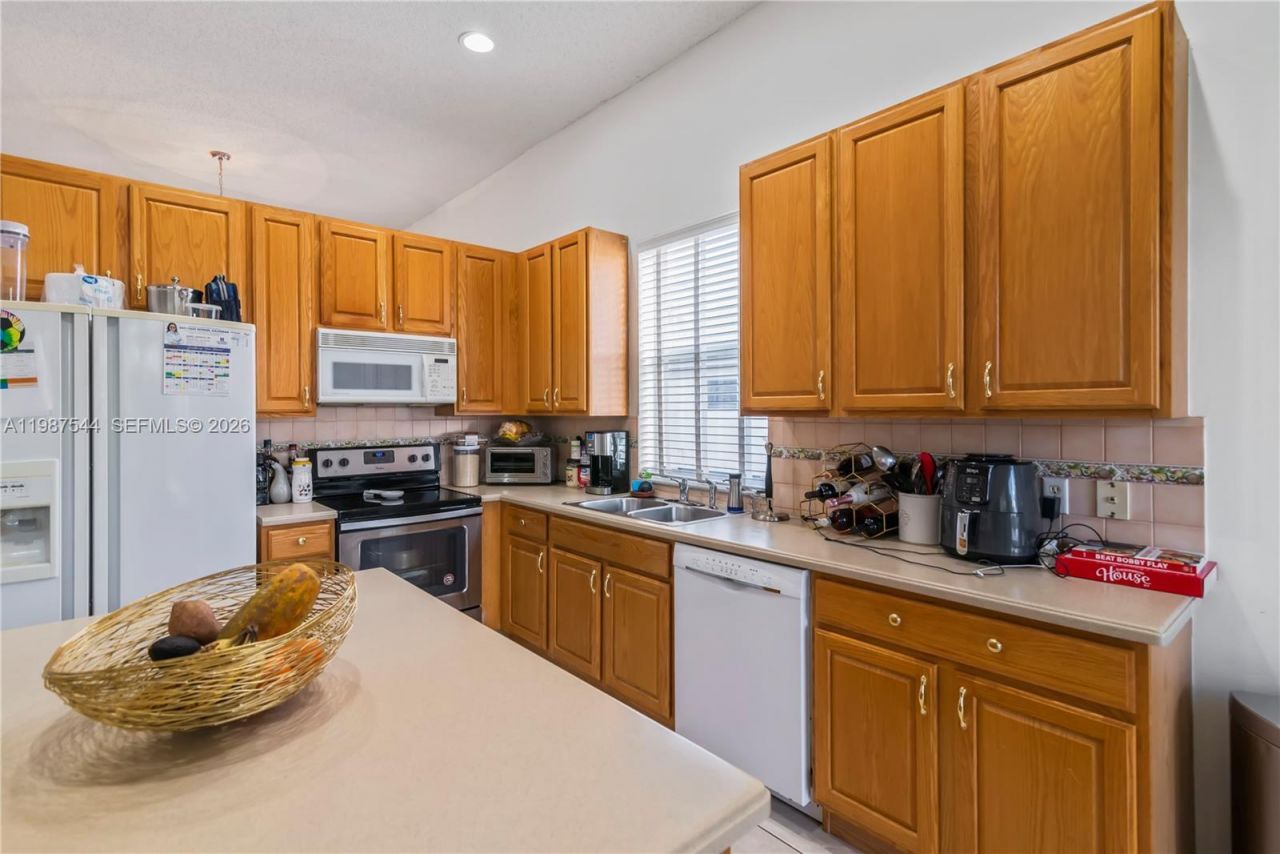 1886 NW 145th Ter , Pembroke Pines, FL 33028 Photo