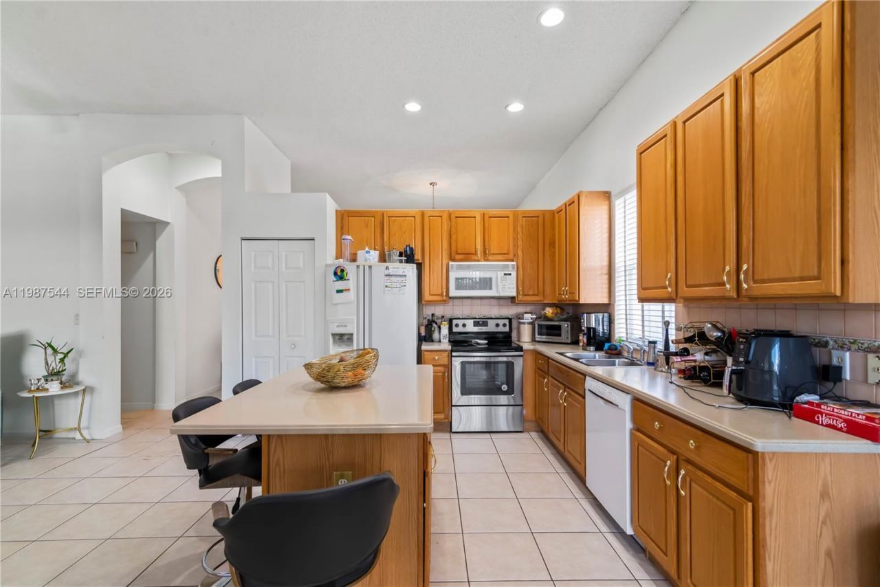 1886 NW 145th Ter , Pembroke Pines, FL 33028 Photo