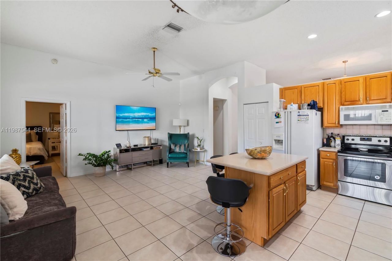 1886 NW 145th Ter , Pembroke Pines, FL 33028 Photo