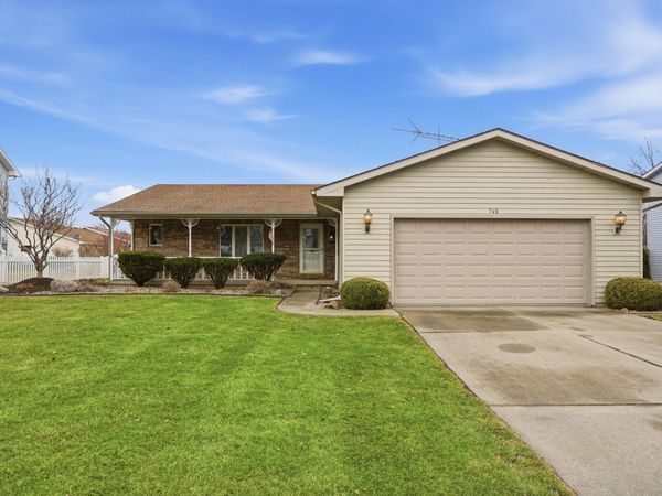740 Meadow Lane, Crown Point, IN 46307