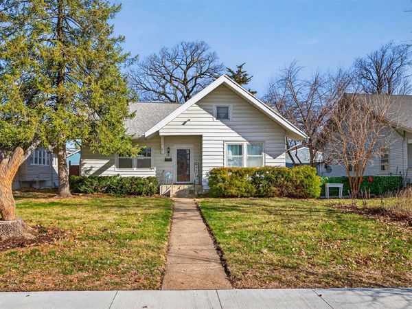 913 Clinton Avenue, Des Moines, IA 50313