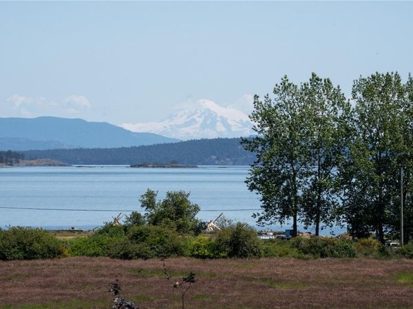 7003 Beach View Crt, Central Saanich, BC V8M 2J7