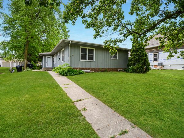 107 E Division Street , Bloomington, IL 61701