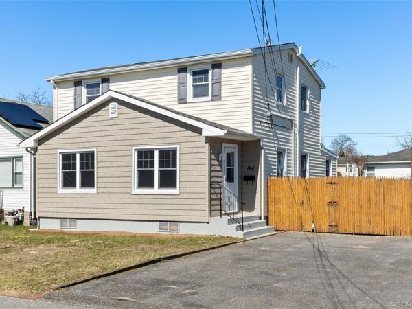 184 Dallas Street , Lindenhurst, NY 11757