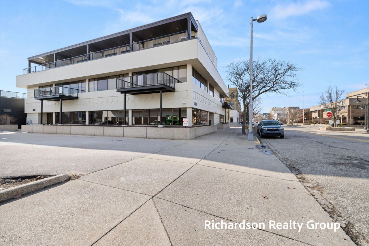 300 Washington Avenue, Unit 8, Grand Haven, MI 49417 Main Photo