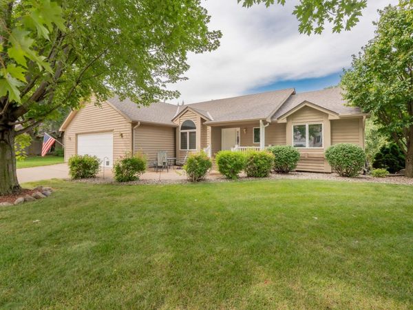 910 Deercreek Parkway, Belle Plaine, MN 56011