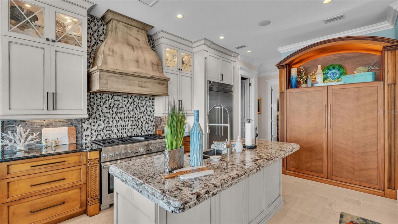 635 Key Royale Drive, Holmes Beach, FL 34217 Photo