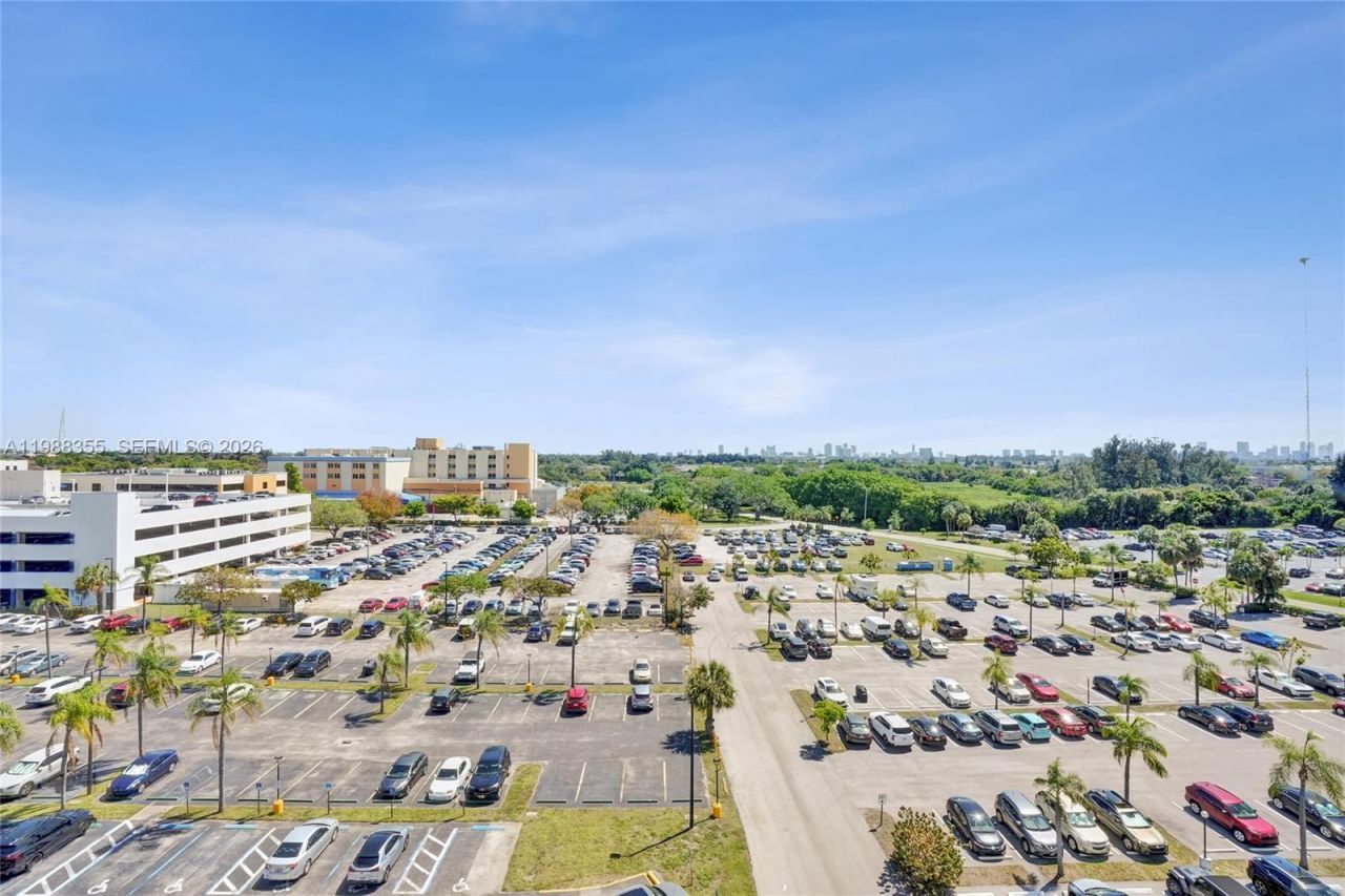 4001 Hillcrest Dr , Unit 817, Hollywood, FL 33021 Photo