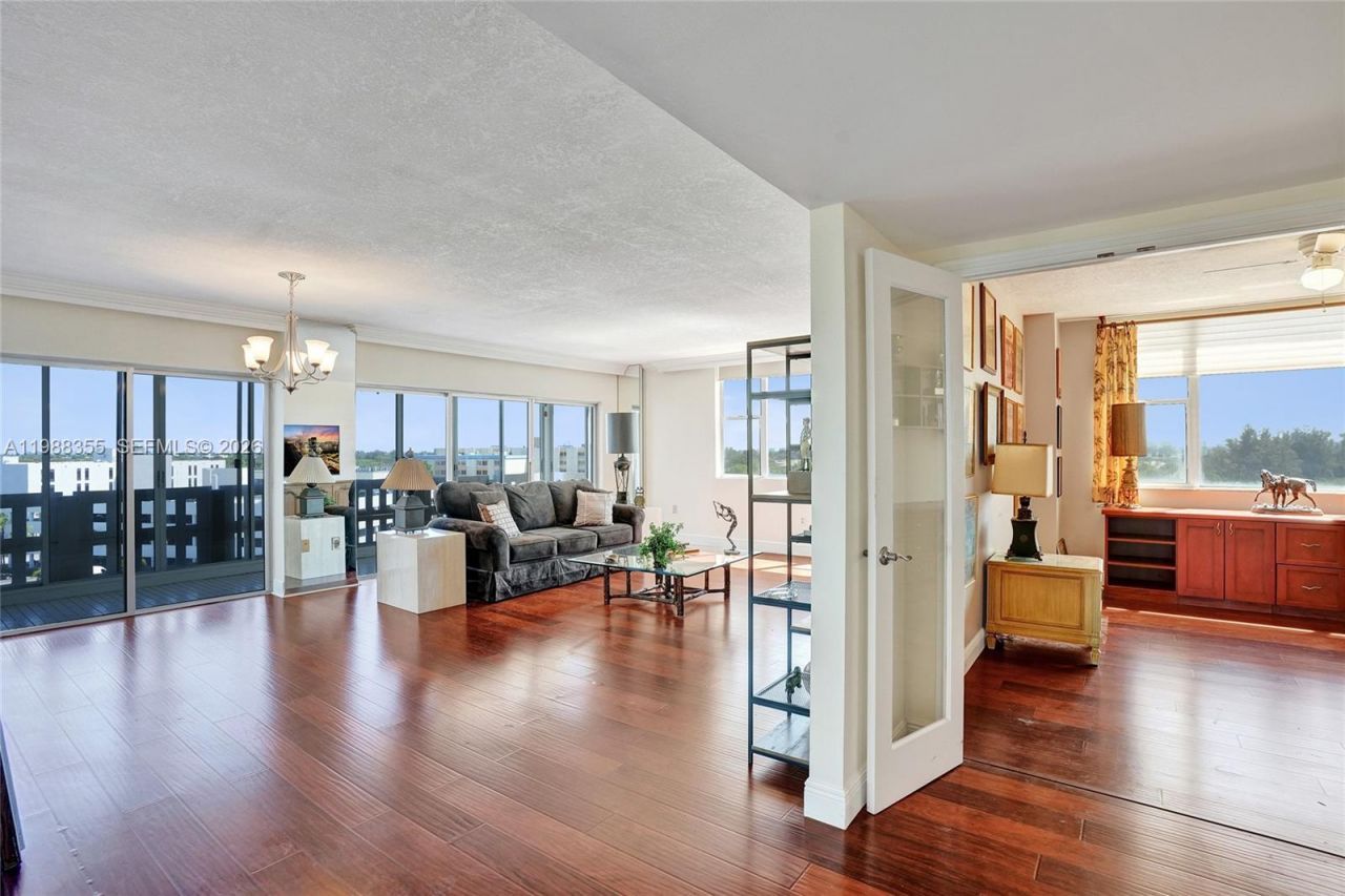 4001 Hillcrest Dr , Unit 817, Hollywood, FL 33021 Photo