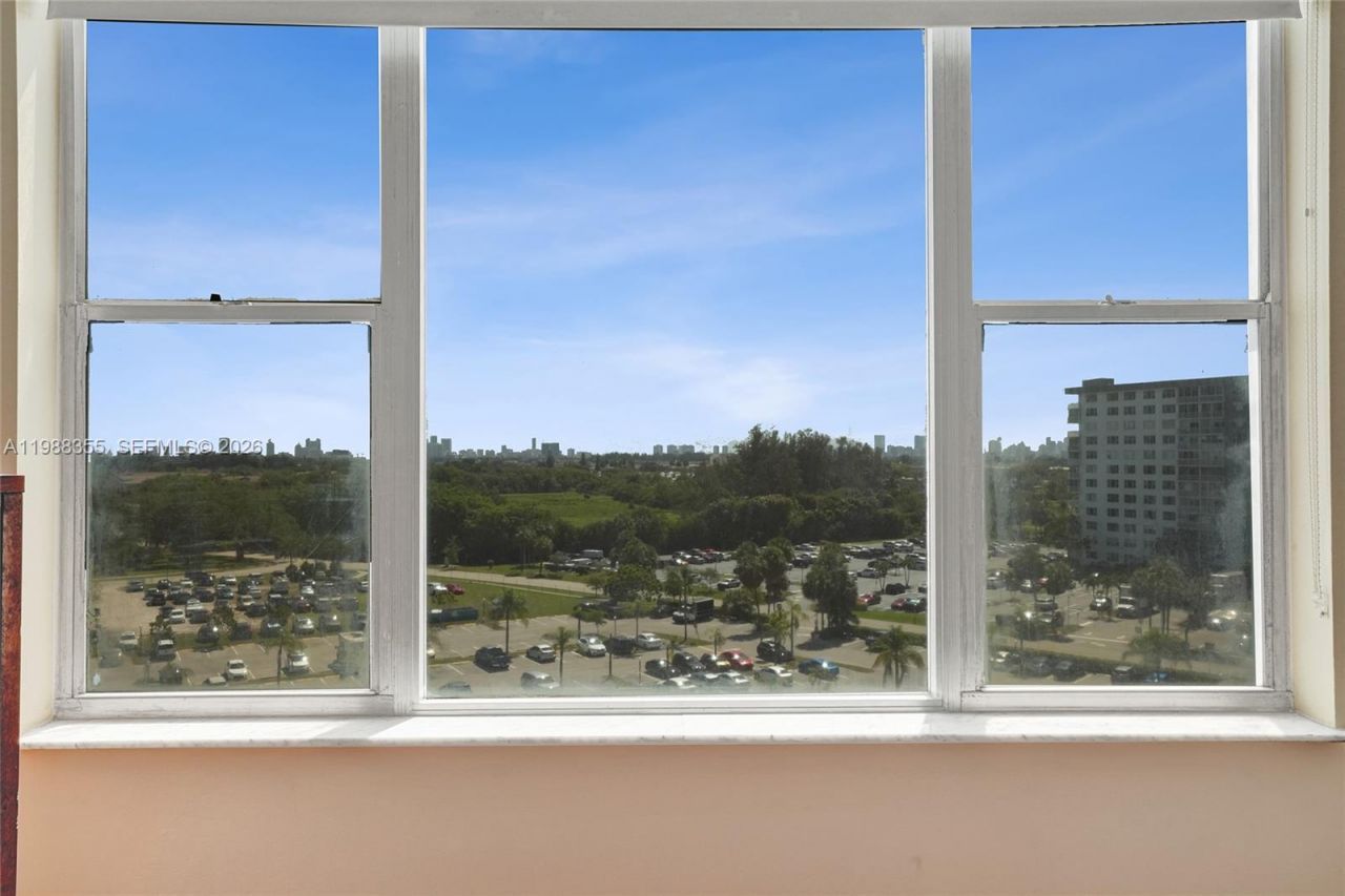 4001 Hillcrest Dr , Unit 817, Hollywood, FL 33021 Photo