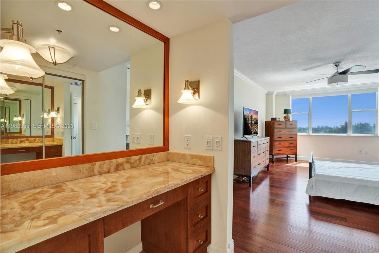 4001 Hillcrest Dr , Unit 817, Hollywood, FL 33021 Photo