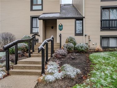 6260 Greenwood Pkwy Parkway, Unit 101, Sagamore Hills, OH 44067