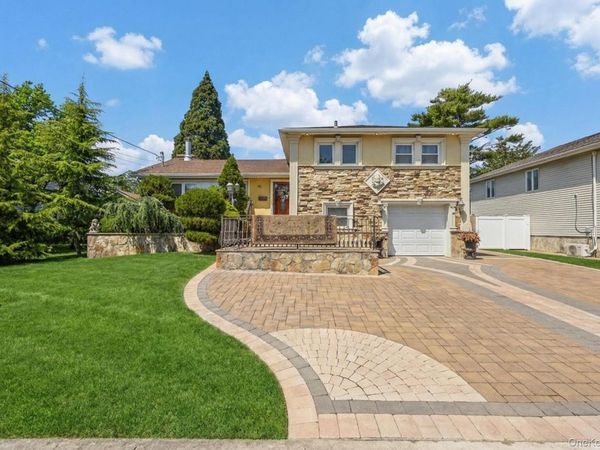 16 Tudor Road , Hicksville, NY 11801