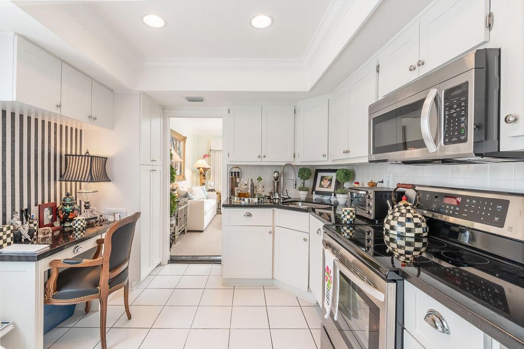 250 Bradley Place, Unit 202, Palm Beach, FL 33480 Photo